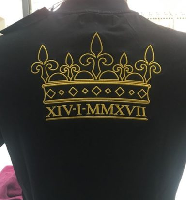 llevamos la personalización a tu vestuario ofreciendo servicios de bordado en camisetas